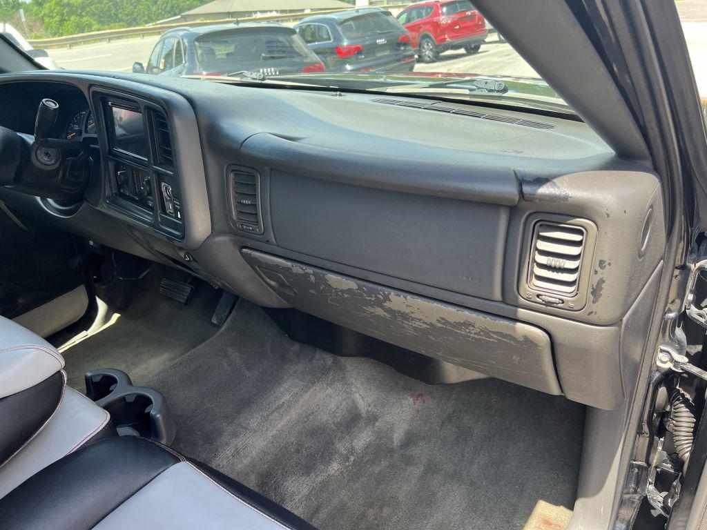 2004 Chevrolet Silverado 2500HD LT photo 19