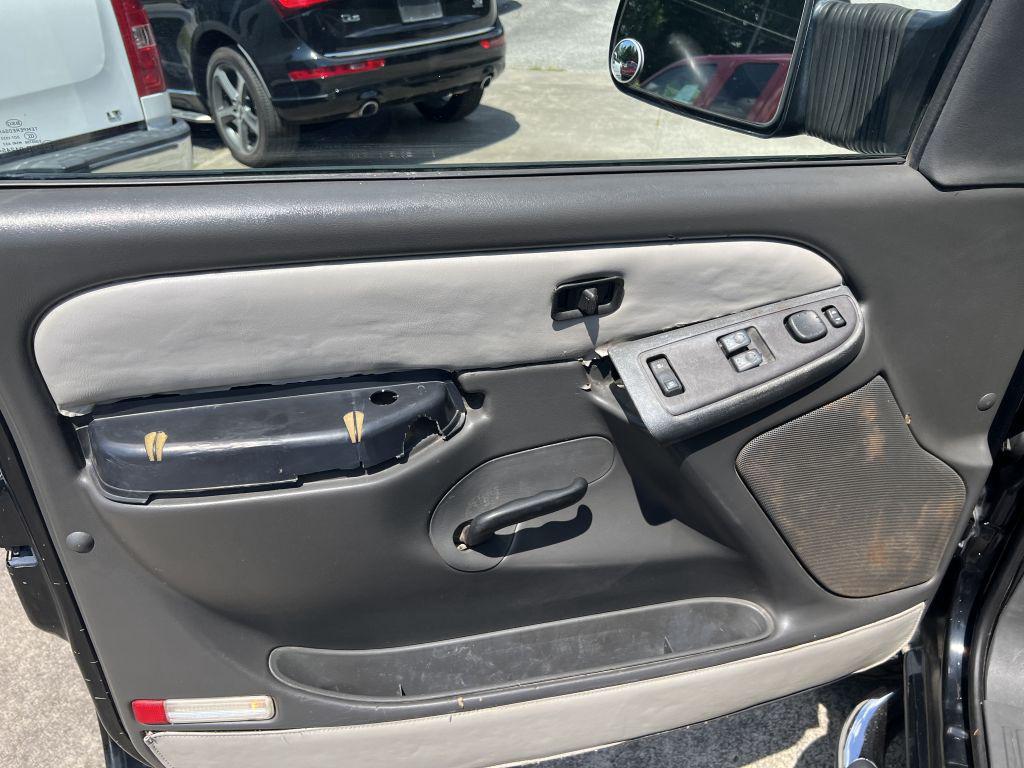 2004 Chevrolet Silverado 2500HD LT photo 15