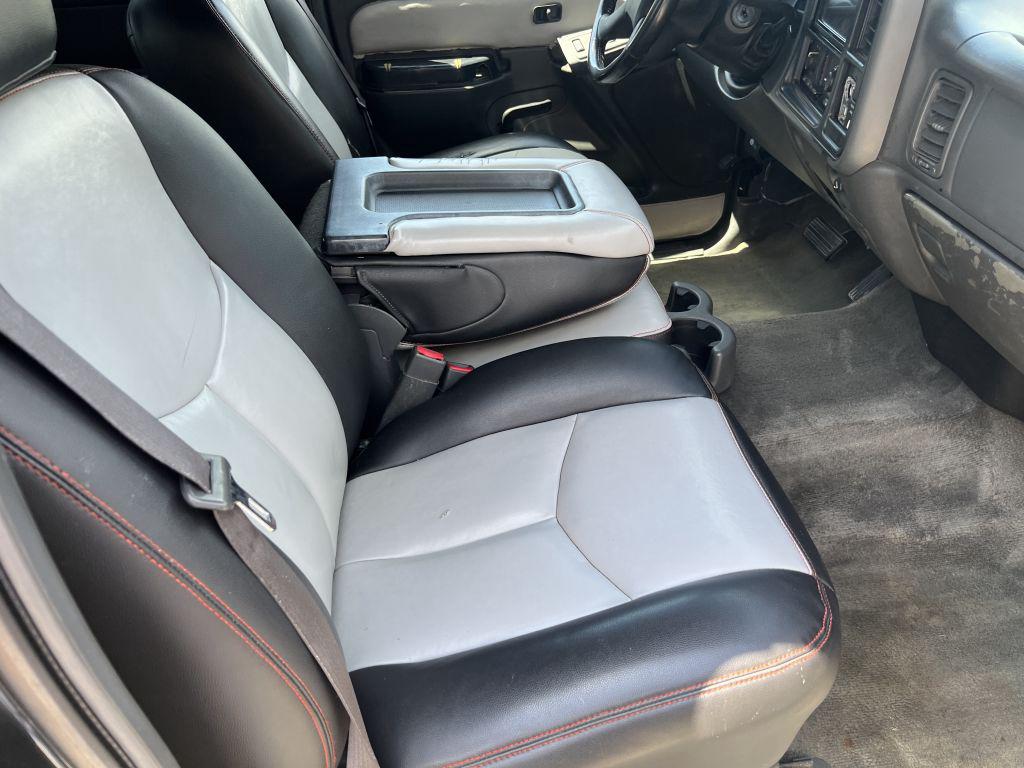 2004 Chevrolet Silverado 2500HD LT photo 18